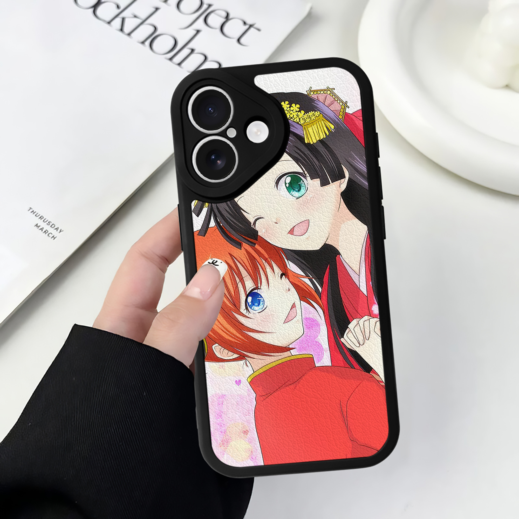 （画像用） ぎんたま 坂田銀時（さかたぎんとき） 神楽 志村新八（しむら しんぱち） GINTAMA Sakata Gintoki Kagura Shimura Shinpachi 【iPhone 16シリーズ対応】シリコンスマホケース（レザー調） 材質：シリコン